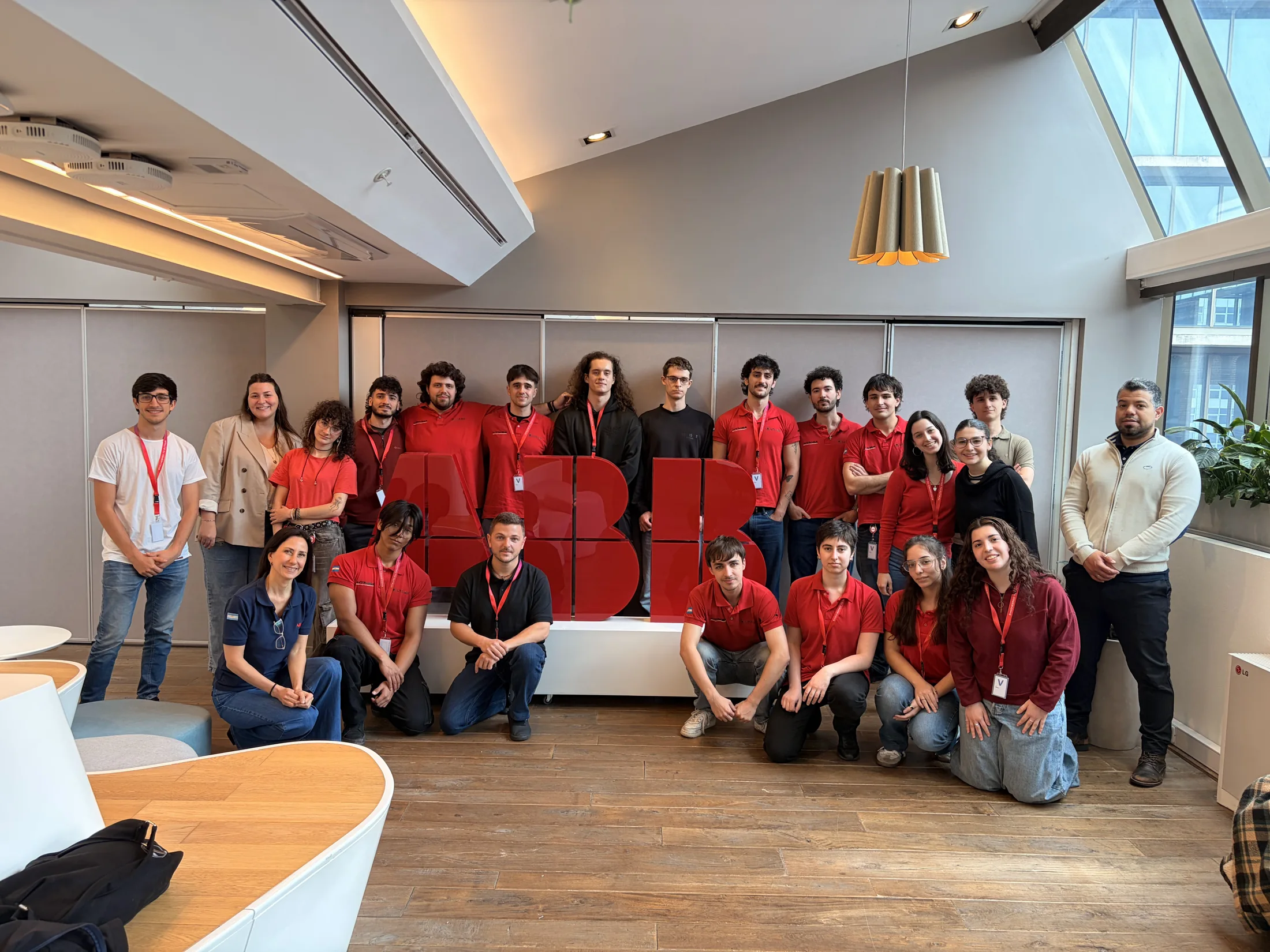 El equipo de UTN BA Motorsport y ABB reunido durante la visita.