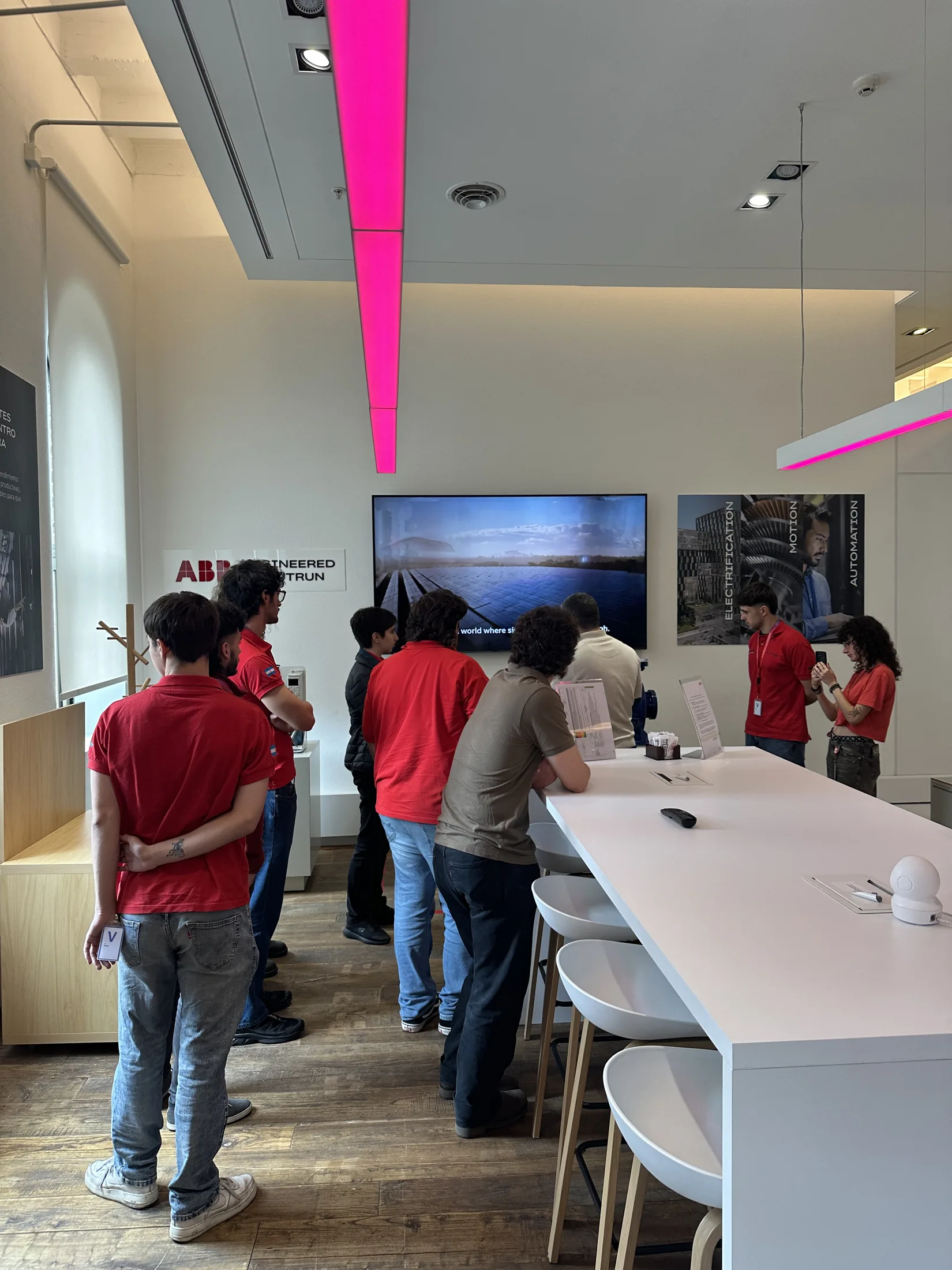 El equipo recorre el espacio de ABB durante la visita.