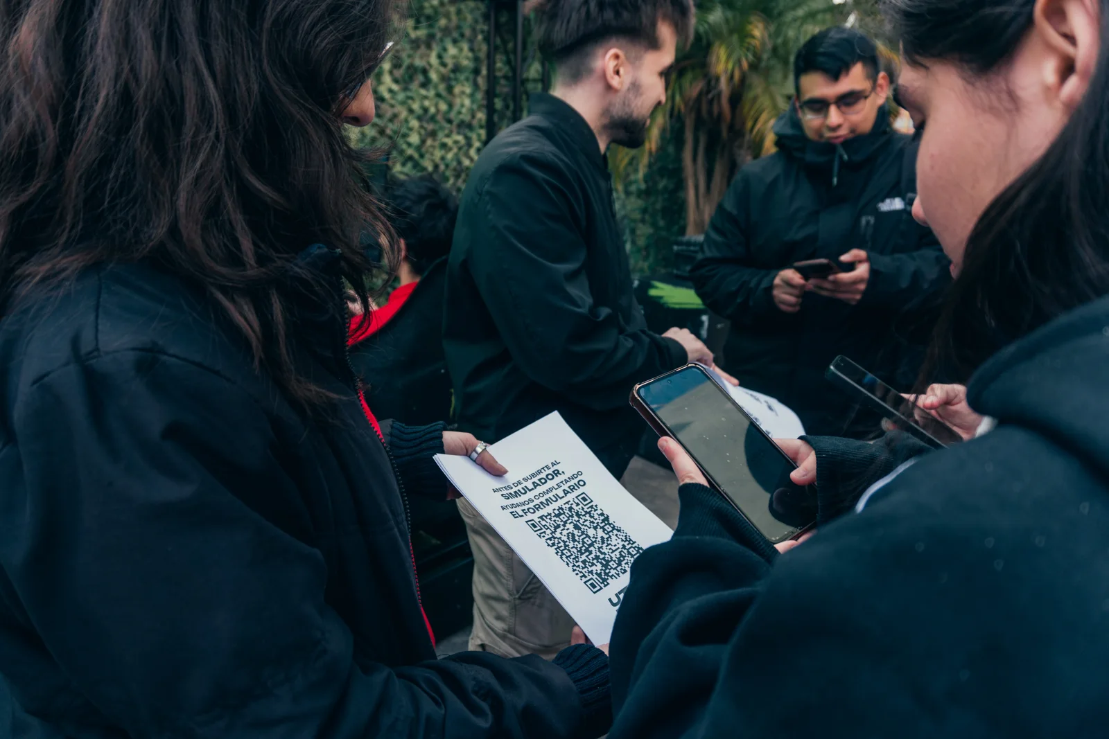 El equipo comparte material del proyecto con los visitantes.