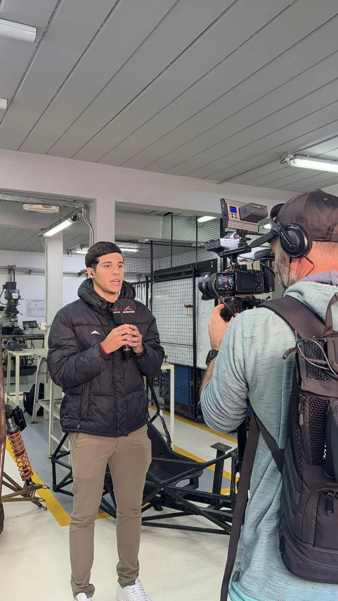 Un integrante del equipo durante la entrevista de Carburando.