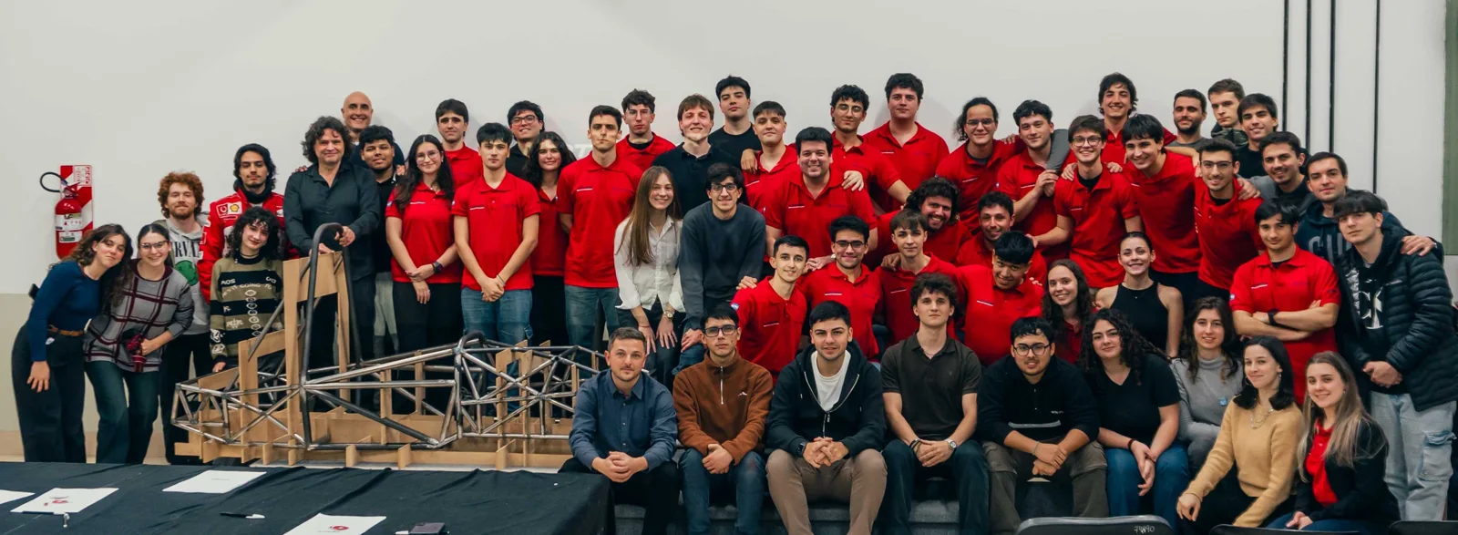 El equipo completo reunido junto al chasis del monoplaza.