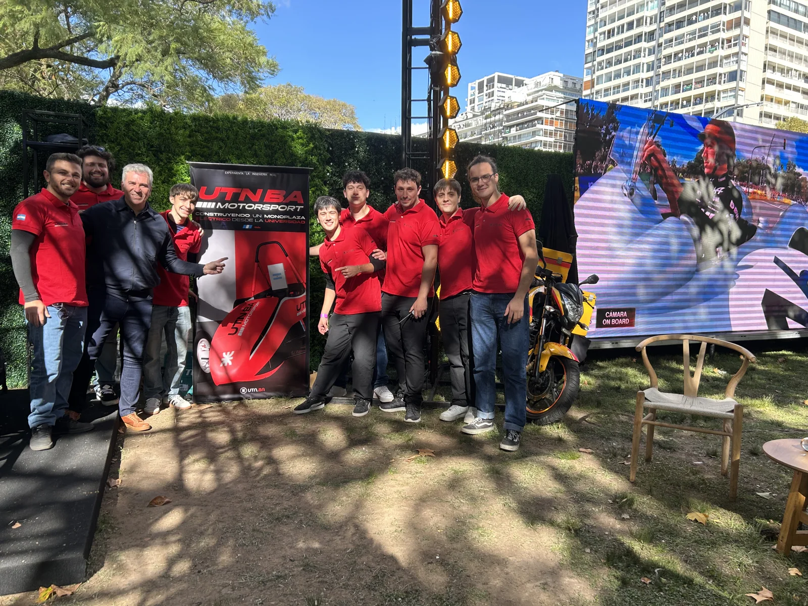 Integrantes de UTN BA Motorsport en su stand del Road Show de Franco Colapinto.